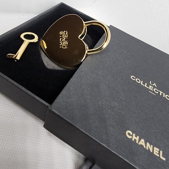 ✨✨✨LABOR DAY SALE ✨✨✨ Chanel "Crush Story" Lock & Key - Golden - Picture 1 of 7